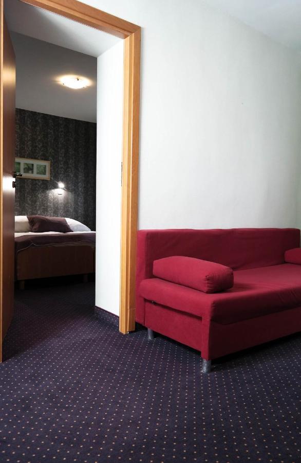 Hotel George Nadarzyn Kültér fotó