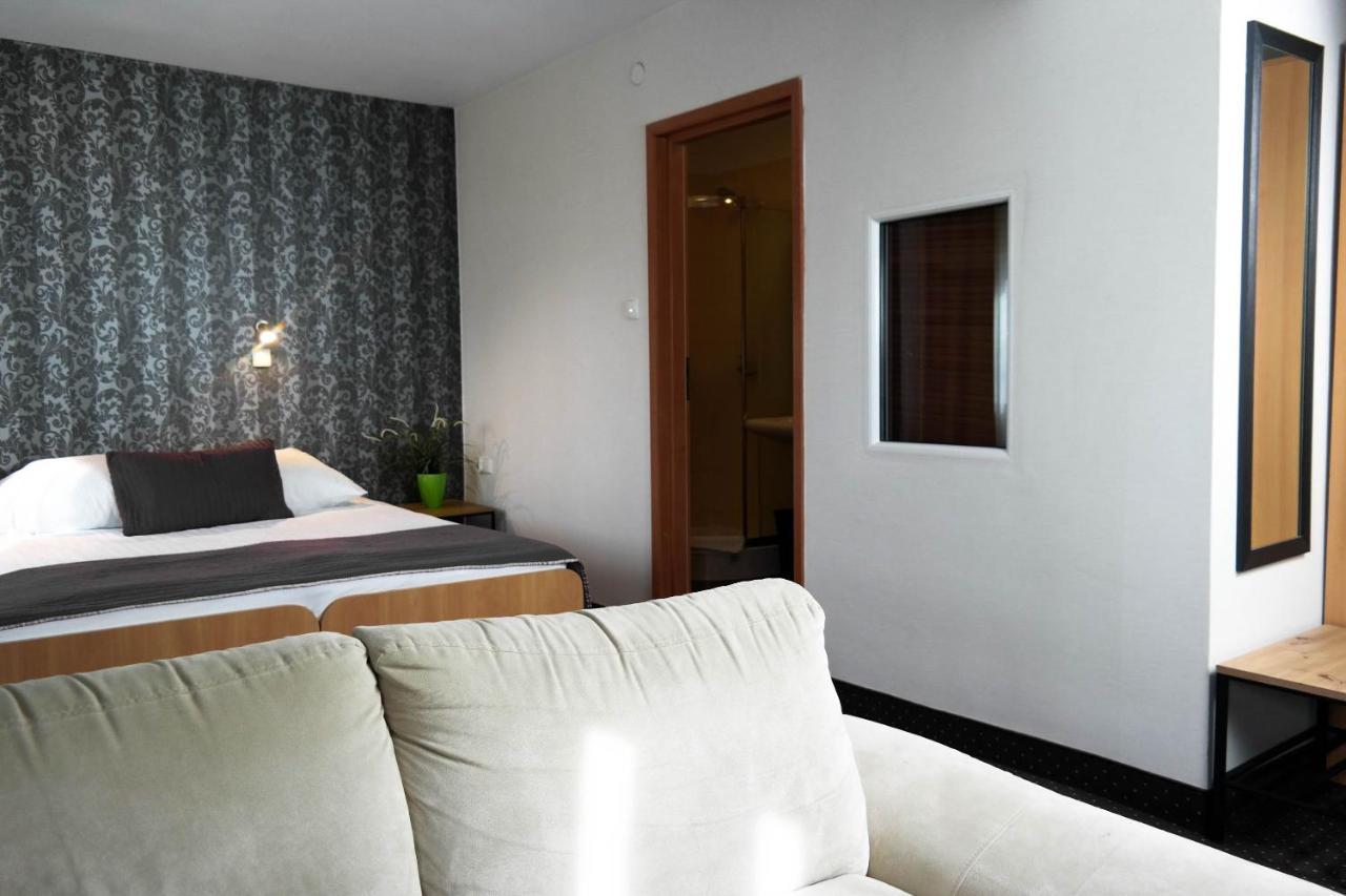 Hotel George Nadarzyn Kültér fotó